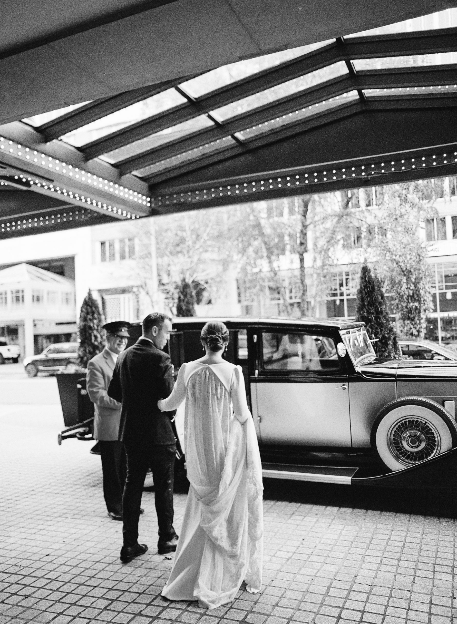 bride classic car for wedding